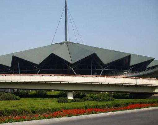 铝镁锰板在我国起步不到十年，良多人思疑我国屋顶体系的利用