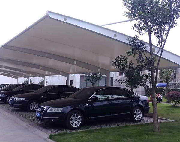 膜布局泊车棚修建的特征有哪些？