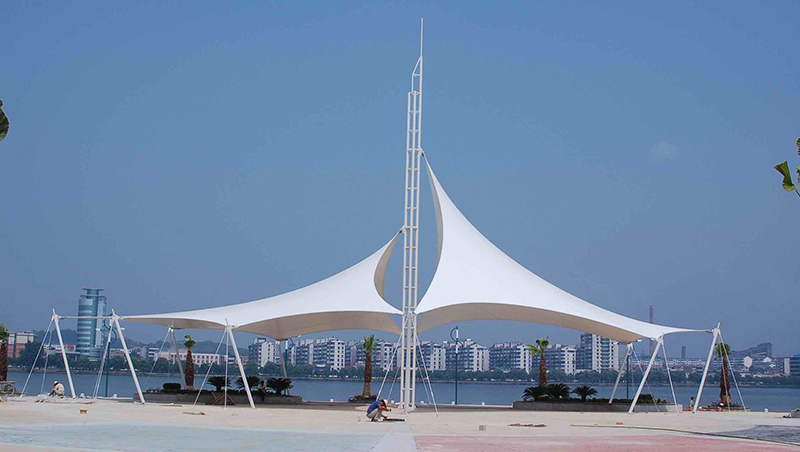 张拉膜布局遮阳棚价钱