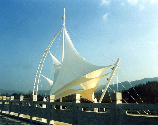 地动中屹立不倒的张拉索膜布局泊车棚