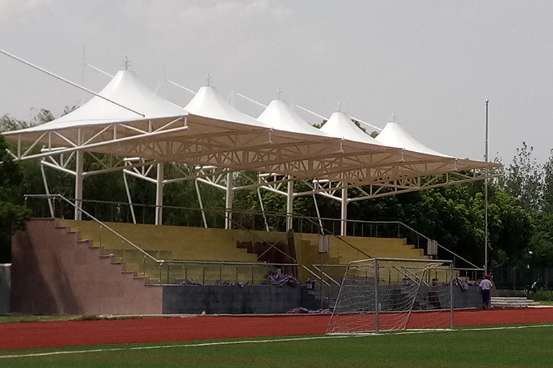 黉舍运动场看台膜布局吊装